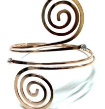 Womens Smooth Gold Tone swirl armlet